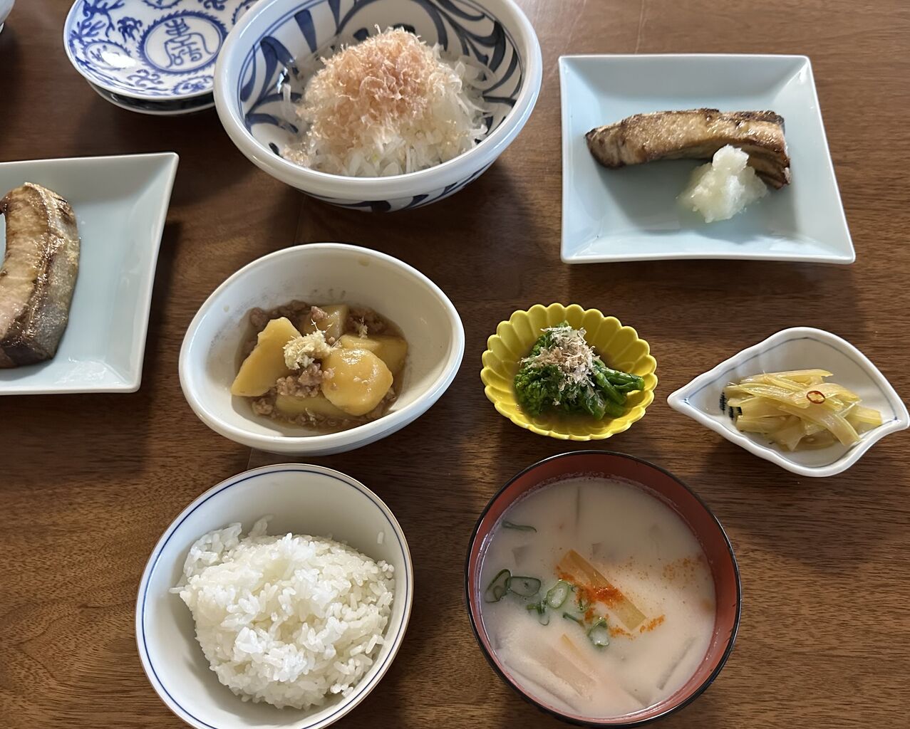 めぐみ2021.4.19月今日の晩ごはん！ . オムライス ガーリックチキン焼き カプレーゼサラダ キャロットラペ おうちごはん うちごはん晩ごはん夜ごはん夕食献立食卓料理写真手料理スタジオエムigersjpInstagram