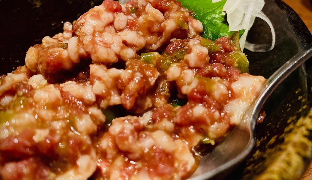 塚田農場 -お肉好き、集合！ 新鮮・ネギまみれ馬刺し疲れたとき、テンションをあげたいときはやっぱり「お肉」ではないでしょうか！地鶏のイメージが強い塚田農場ですが、実は馬刺しも人気なんです。 馬肉は高タンパク低脂肪で低カロリー。そのうえ、ミネラル