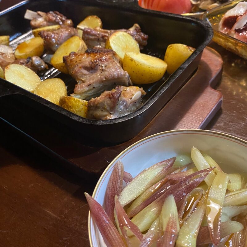 人気レシピ.やみつきチキン. 味がしっかり染み込んだ、ごはんも進む、 レシピサイトでも人気のやみつきチキンです□使用調理器具 ラ・クックグラン . ＜材料 ２〜３人分 ＞ □鶏もも肉 500g □ししとう 8本A□ケチャップ 大さじ３ □しょうゆ