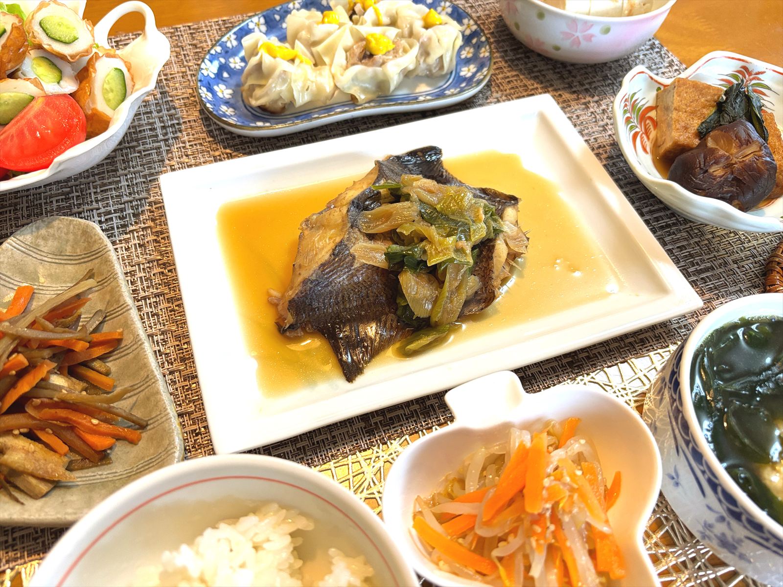 こんばんは🌙 本日のおうちごはんは、 「カレイの煮付け定食」です🍙 献立は、 ✻カレイの煮付け ✻炊き込みご飯 ✻かぼちゃの煮付け✻出汁かけ卵焼き 明太子のせ✻椎茸とほうれん草のお吸い物 本日は、大好きな煮魚定食🍚 カレイを選びました ほろほろと崩れる身が