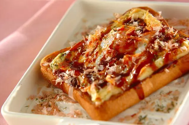 食パンに塗って焼くだけ！サクサク食感で甘～い「メロンパントースト」の作り方おうちごはん