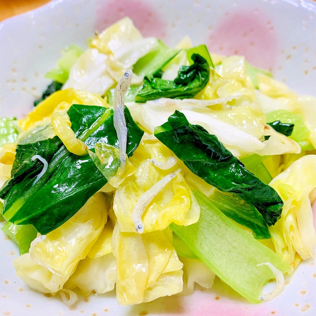 インスタライブ ありがとうございました 「小松菜のふりかけ」 小松菜 1袋 しらす or ちりめんじゃこ 50g 白ごま 適宜 塩 小さじ1エサンテ油 炒め用ごま油 くるり 醤油 おこのみで くるり作り方①小松菜はざく切りにして洗ったら、 よーく水気を切る。 ②FP