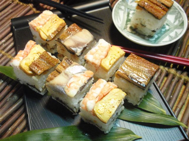 ｒｉｉ2022.4.27 こいのぼり モザイク寿司の作り方 やっぱり百均グッズって万能🙆‍♀️ これでおにぎらずも作れるしサイコロおにぎりも作れる カンタンにモザイク寿司が 作れました🎏 こどもの日メニューに いかがでしょう☺️ 今日もお疲れ様でしたInstagram