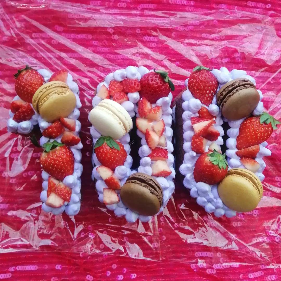 こんにちは🌞 ⁡ 今日は家族でクリスマスパーティーでした。 ⁡ ケーキは業務スーパーのお手軽スポンジシート を使いました。 ⁡ 四角いケーキにしたので大きめに作って最後にはしっこをカット🍰断面が見えるようにしました。 クリームは通常より多く使ってしまいますが