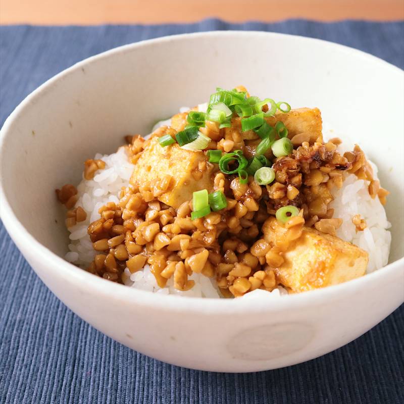 ひとりごはんにピッタリ!豆腐と納豆の玉子丼