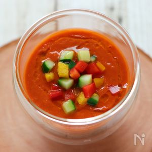 トマト缶で作る冷製パスタ , ホールトマト缶 1 4缶 100g , 1.5mmのパスタ 100g, ツナ缶 1 2缶 35g ,にんにく 5g, オリーブオイル 大さじ1, こんぶだし 小さじ1, 塩 1つまみ, 一味唐辛子 小さじ1 3,乾燥パセリ 適量, ☆仕上げにオリーブオイル, ★味変で粉チーズマジスコ タバスコ ,