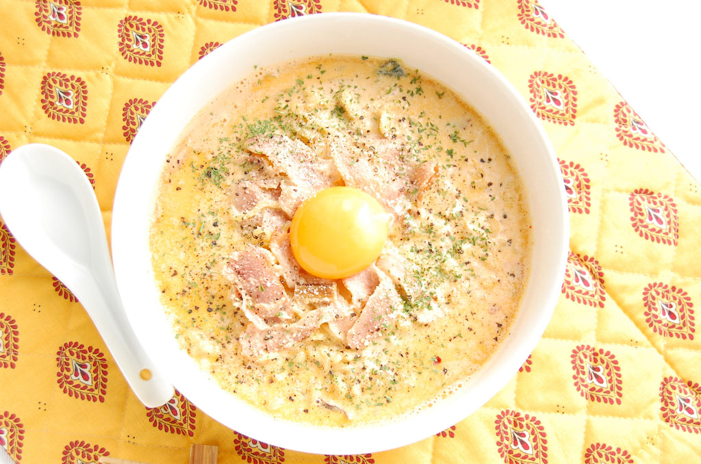 辛ラーメン トゥーンバ12個SNSで話題 辛ラーメントゥーンバアレンジ２選 第９弾 , ⭐️カルボ, トゥーンバ, ○材料, トゥーンバ １個,牛乳 50ml, ピザ用チーズ 適量, ハーフベーコン２〜３枚, 卵黄 １個, 粗挽き胡椒 適量, ○作り方, ①普通にトゥーンバを作る, ②