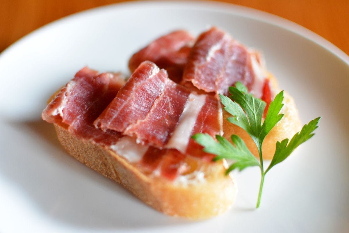 どうすればいい？チーズと生ハムで作る簡単シャルキュトリーボードの盛り付け方