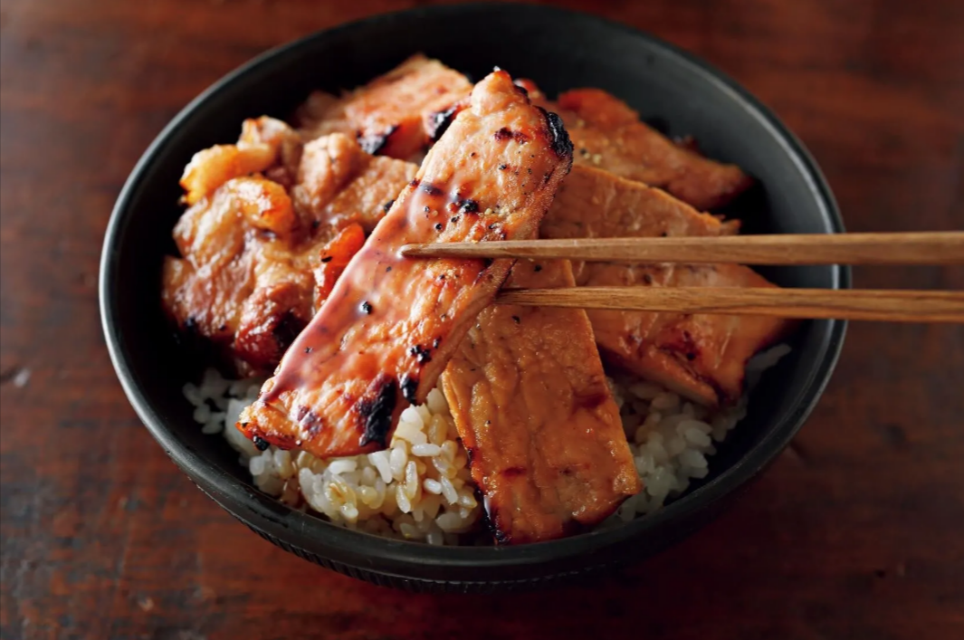 レモンのはちみつ漬けのご紹介です☺️,①レモンをよく洗う 今回は減農薬レモンだったので、普通のレモンより軽めに洗いましたが、そうでない場合は、皮を薄く剥いてしまうかお酢を入れてしっかり洗ってください。 ,②レモンを輪切りにする。, ③煮沸消毒した瓶にレモン→はちみつの順に入れていく。, ④冷蔵庫に入れて一晩待つ。,⑤果汁が出てきたら、はちみつとよく混ぜる。,