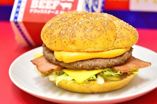 マクドナルド・新メニュー 「行った気にさせるよ！ N.Y. バーガーズ」4種を食べ比べ！「N.Y.バーベキュー 肉厚ビーフ＆チーズ」などグルメバーガー を実食レポートるるぶ&more