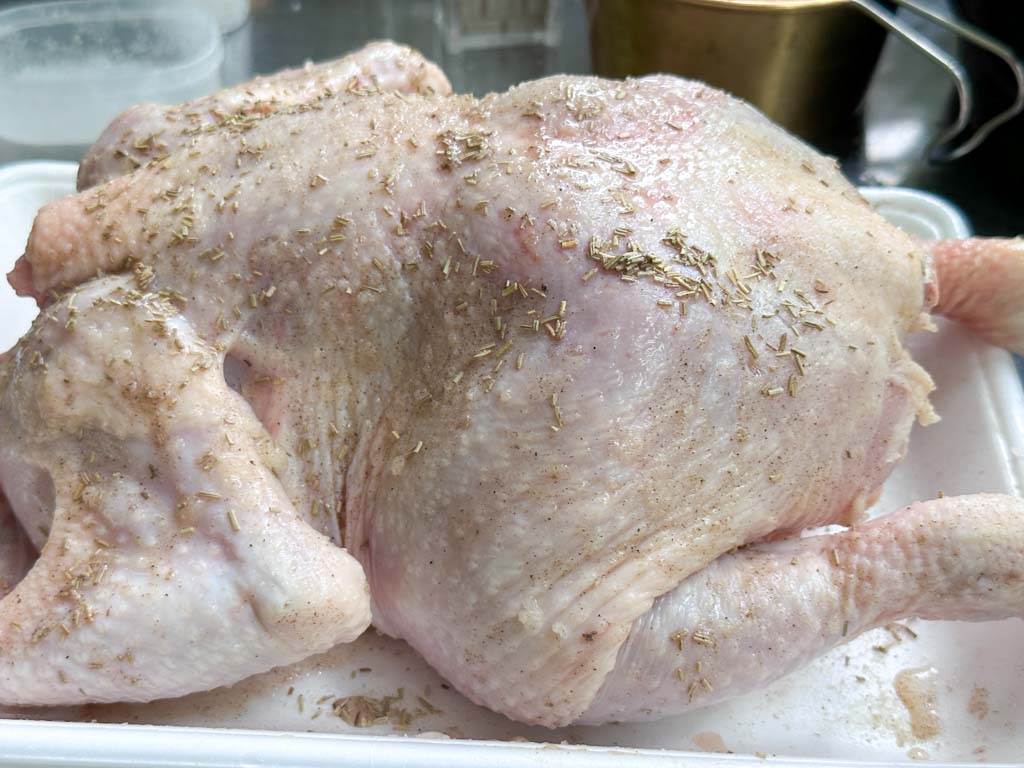 ダッチオーブンで簡単！ 丸鶏のローストチキン - STRAYCATS - レンタルで行ける最上級キャンプ体験