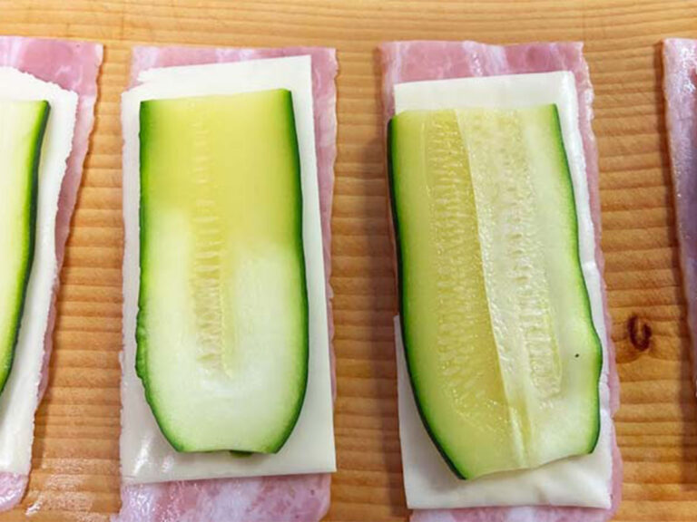 ワンパントーストアレンジ,ズッキーニ・ベーコン・チーズ・卵 , ・, ・, ・, ソテーしたズッキーニをたっぷりはさんだ,ワンパントーストアレンジ,作り方 , 輪切りしたズッキーニをオリーブオイルでソテーする, 隙間でベーコンも焼く, ↑焼いてるあいだに,山型食パン1枚を半分にカット, 卵1個・塩少々溶きほぐす, ズッキーニが焼けたら, ベーコンの横に,