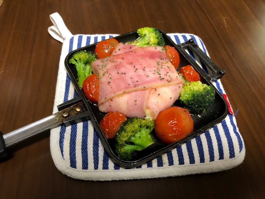 カマンベールベーコン 私のキャンプ飯の大定番🤗💕 ◇材料 •カマンベールチーズ 1個 •ベーコン 4枚 ◇作り方 フライパンの上にベーコンを並べます。真ん中にカマンベールチーズを置いて、ベーコンで包みます。 両面こんがり焼いたら完成! 友だちとキャンプに行ったら