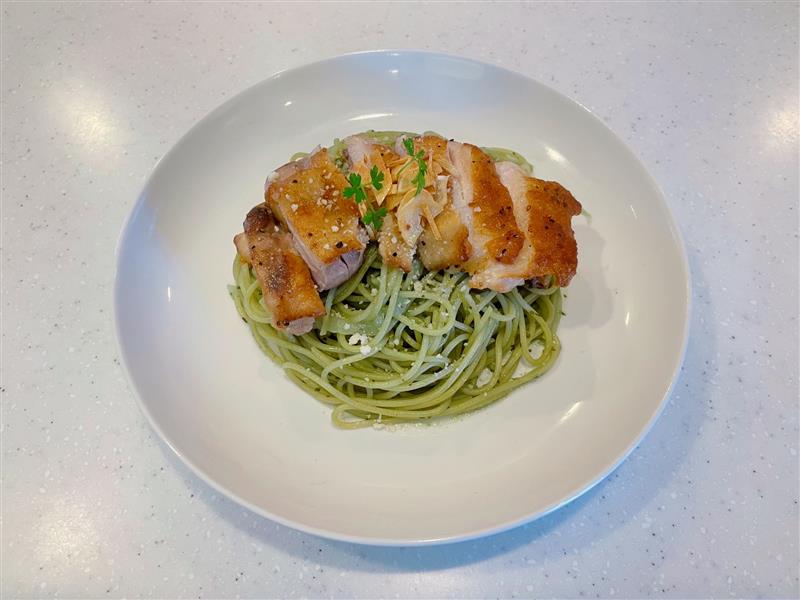 鳥の旨み×キノコの香り×バジルの風味。三重奏が奏でる贅沢の一皿 「チキンとキノコのジェノベーゼパスタ」ジェノベーゼきのこバジルパスタご褒美ランチ今日のごはんワンドスリースパゲッティ チキン カフェ ランチ 奈良 イタリアン 鳥料理チキン生パスタ