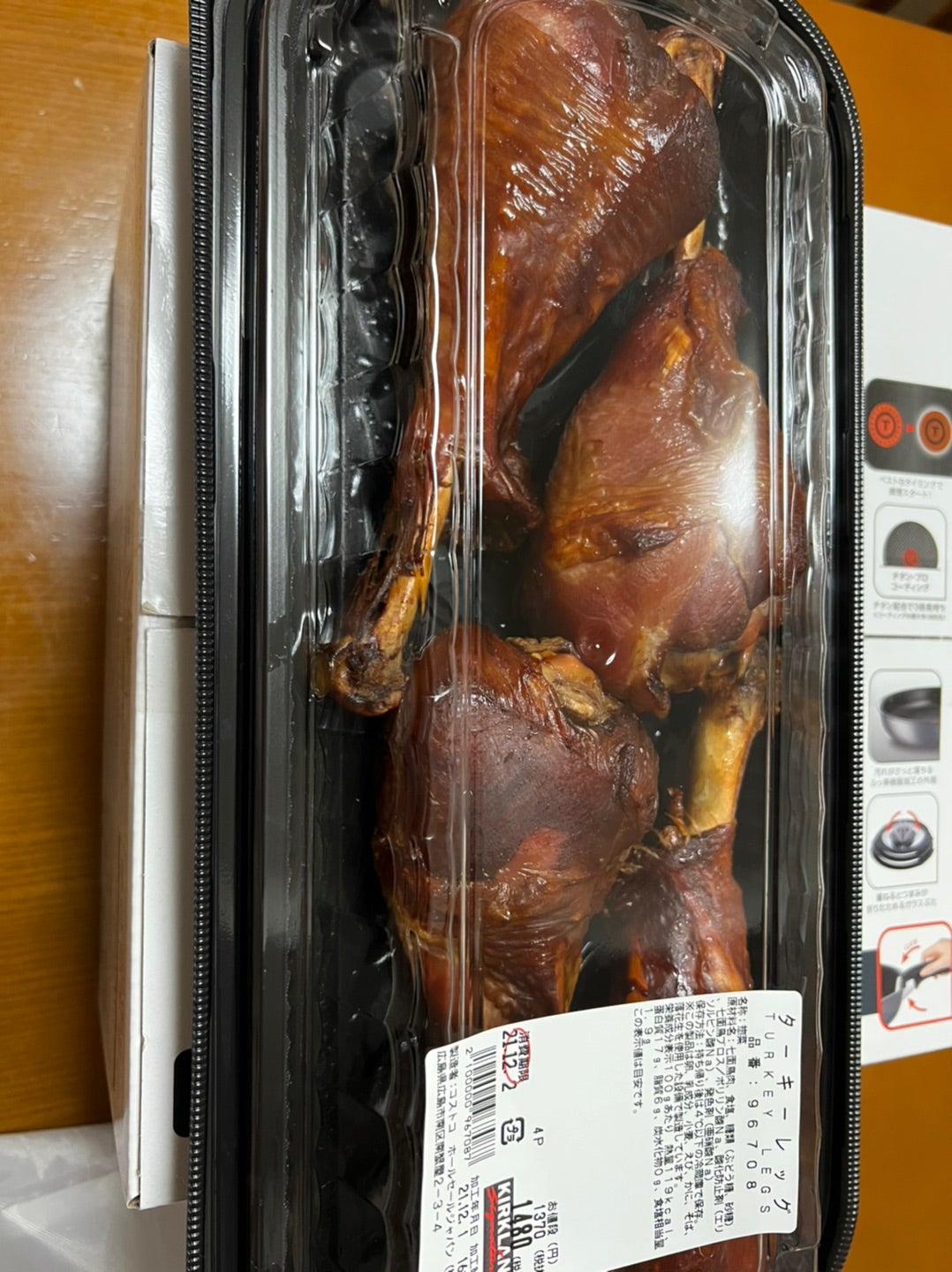 入荷です✨✨✨ ☆スモークターキーレッグ 燻製の香りが食欲をそそるターキーレッグの登場です！お肉の旨みは濃くて、柔らかく、ホロホロとほぐれる食べやすさ。 冷めた状態ですと固いので 加熱する事をお勧めします。 3〜4本入り 2,480円☆再入荷！久世福ちいさなたい