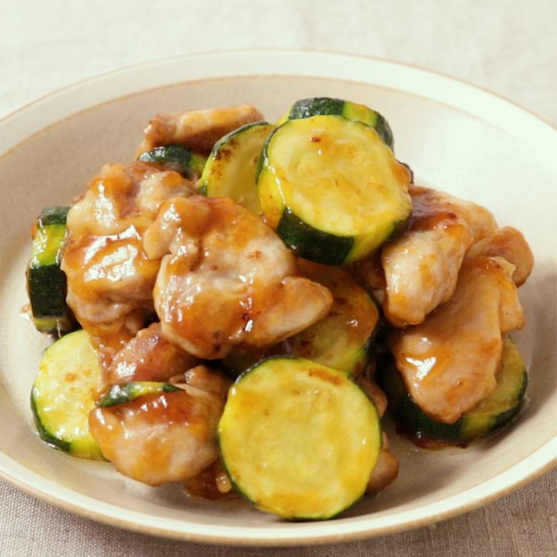 高タンパクの痩せおかず✨ ,鶏むね肉とズッキーニのカルパッチョ, しっとり蒸し鶏をカルパッチョに🍷, 筋トレモードの人が家にいるので、,鶏ハムみたいなの作りまくってるのですが, 飽きてきたので 私が カルパッチョにしましたー！, これが正解😂👏おいしすぎる。,しかも、ズッキーニはカリウム豊富なので, お酒飲んでもむくみスッキリ！ な気がする ←, 塩揉みするとしんなりして食べやすく,