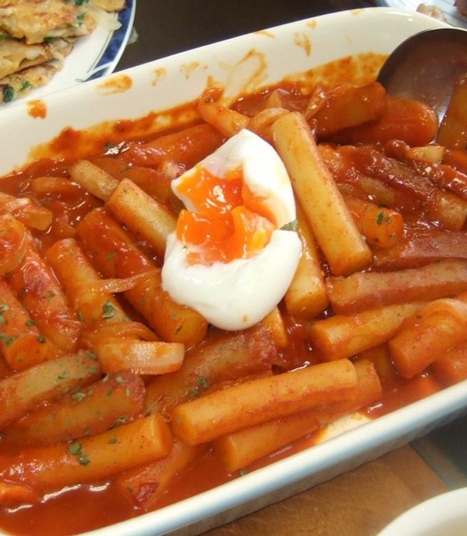 こんにちは！ 簡単レシピシェア👨🏻‍🍳 Marusoyaのヤンニョムチキンソースを使って、簡単チーズトッポギをご紹介します🧀🇰🇷 トッポギの餅はドン・キホーテに売ってる写真２枚目のものを使用しました😆※こちら、ソースは付属されておりません！！ 材料👨🏻‍🍳 *トッポギ