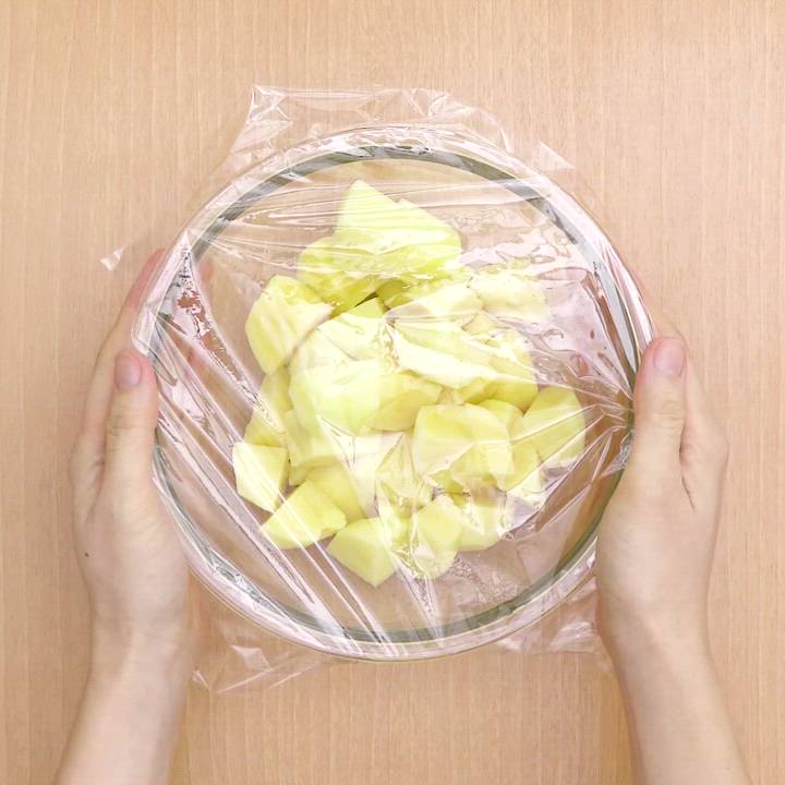 生協で買ったこのポテトサラダベース 冷凍 が優秀過ぎて！！レンジで加熱解凍 して具材 塩もみきゅうりとお正月の残りのハム と合わせたらあっという間にポテサラ出来ちまったよ〜最高だよ〜。常備しよ。うちのポテサラにはリンゴが入る。お袋の味ってやつだ