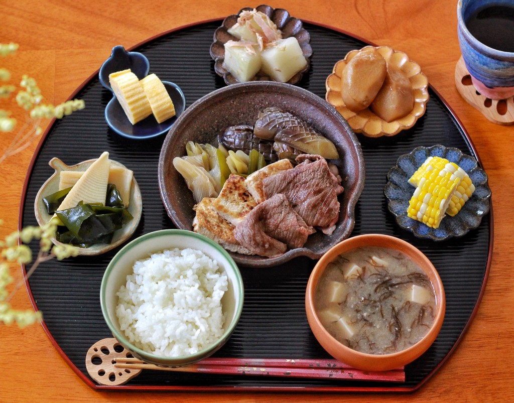 今日の和食献立🍽️ ✳︎牛しぐれ煮丼 ✳︎大学芋 ✳︎海老と大根のサラダ ✳︎胡麻豆腐 ✳︎ほうれん草の味噌汁 娘が大好きな牛しぐれ煮🐂最近は細かくした白滝もいれてる😚 娘、大喜び💓 温泉たまごは、 ストウブでお湯を沸かして火を止めたら、 酢と水をコップ一杯
