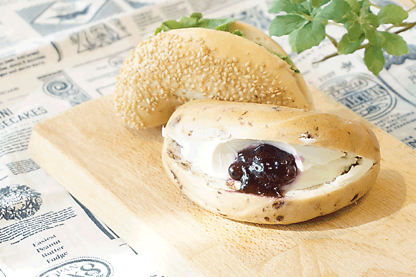 最近ハマってるグリークヨーグルトレシピ🥣 毎朝これ食べてる ・グリークヨーグルト ギリシャヨーグルト・もも ・バナナ ・ドライフルーツ・カシスシュガーほとんどトップバリューやないかい果物はちょっと細かく切って、瓶に少しの蜂蜜と入れといて置いて