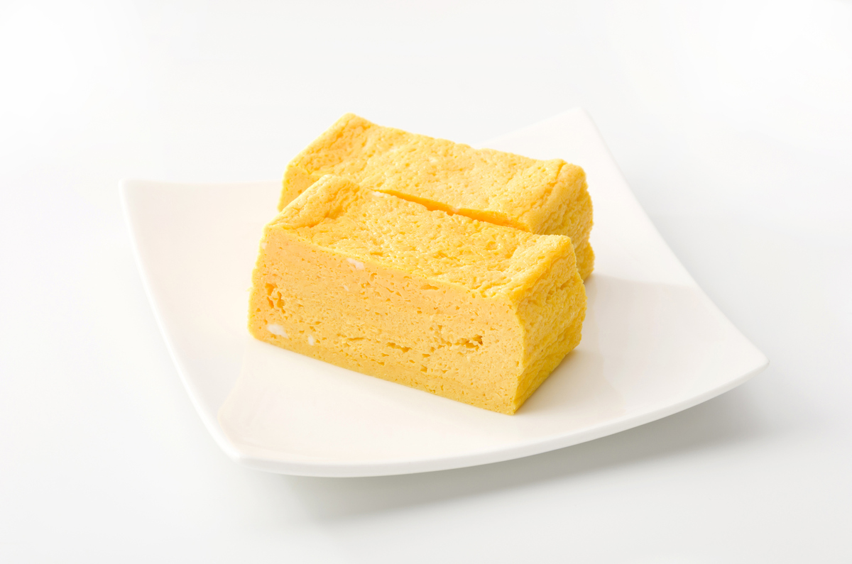 お弁当でもだし巻き玉子 , ＜材料 2人分 ＞, 卵6個, サラダ油適量, ☆合わせだし, だし100ml, みりん大さじ1, 砂糖 小さじ1, 塩小さじ1 3, 薄口しょうゆ小さじ2, 水溶き片栗粉大さじ1, ＜作り方＞,1．ボウルに合わせだしのだし、みりん、砂糖、塩、薄口しょうゆ、水溶き片栗粉を合わせる。,