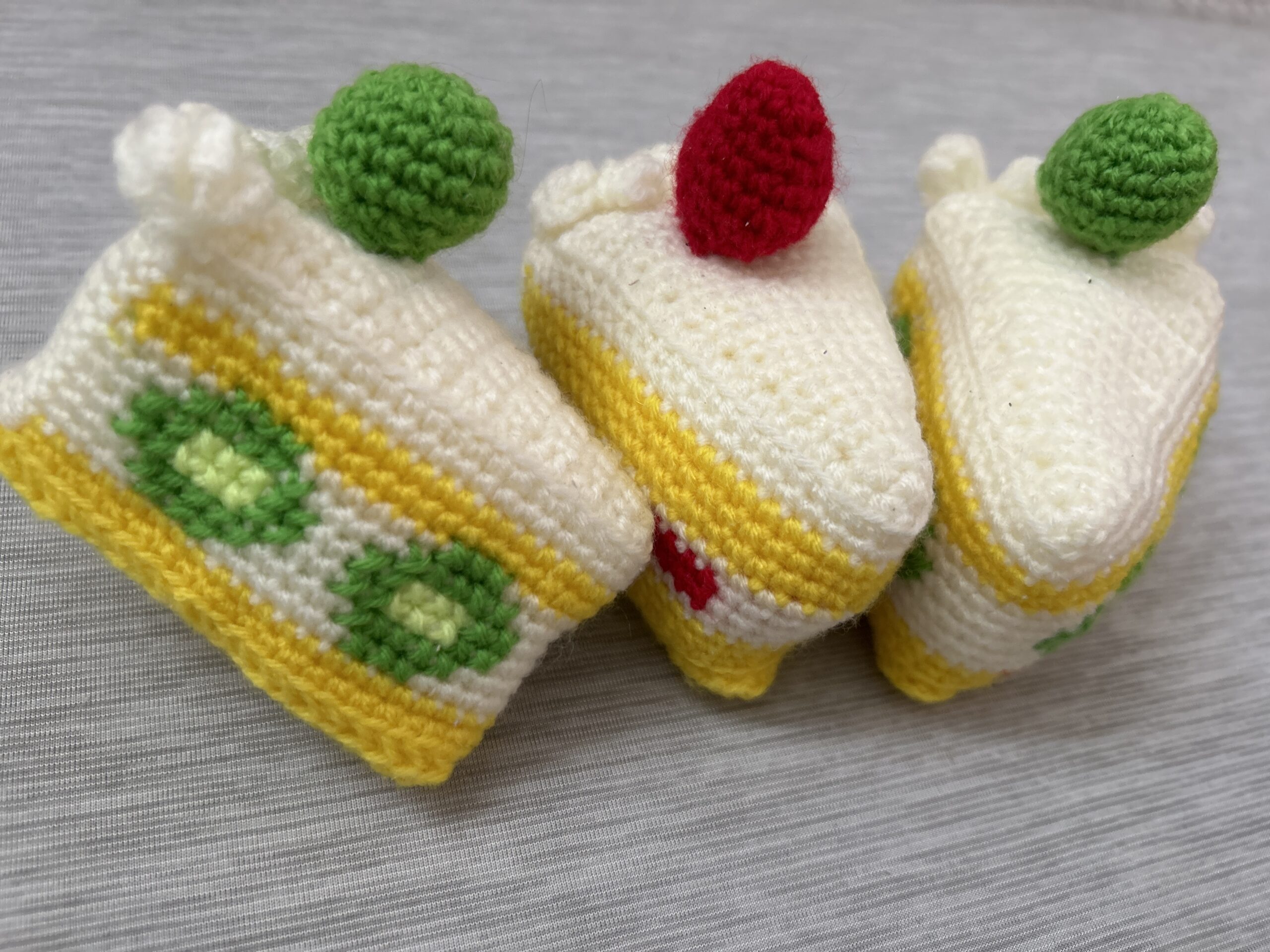 厚焼きホットケーキ🥞と シロップのセット♩喫茶chicco トレーの針金部分を短くしてみました。 こっちの方がいいかも。 トレーの作り方全然お伝え出来てなくてすみません。 ひとまずサイズをば→12×20×1.2chiccoの食べぐるみ食べぐるみあみぐるみままごと厚