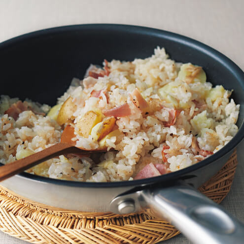 フライパンで作る！ きのことベーコンの炊き込みご飯