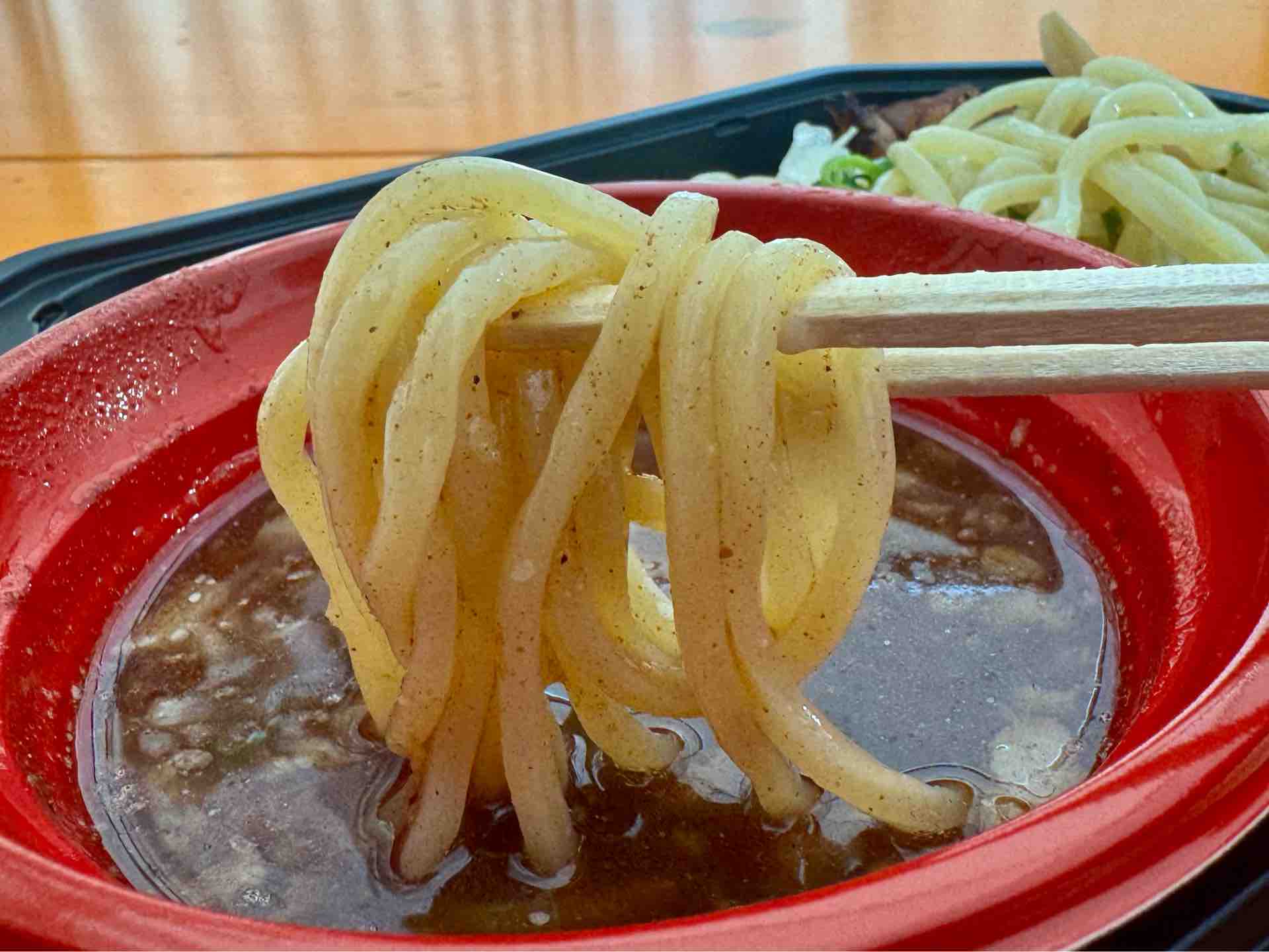 恵味うどん】プルプル＆トゥルンとした個性的な麺を香り高いとりおろし入りツユで手繰る | メンムスビ