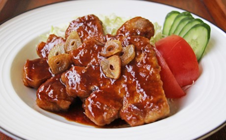 四日市とんてきは迫力満点!厚切り豚肉&にんにくゴロゴロがお約束 - たべぷろ