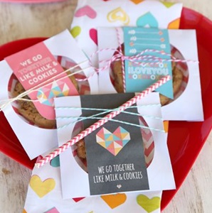 杏菓子﻿ ﻿ 久々のラッピング 🎁﻿ 牛さんの柄は手書き＾＾﻿ ﻿ 今年のバレンタインの参考までに是非﻿ ﻿クッキーラッピングバレンタインお菓子作り手作りお菓子手作りおやつ焼き菓子おうち時間クッキングsweetscookiesInstagram