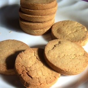ノンオイル堅焼きおからカレーせんべい🍘♪ 材料はおからパウダー、豆腐、カレー粉、砂糖、塩のみ！ とても簡単です ^^過去にご紹介した堅焼き豆腐 おからクッキーのアレンジレシピです！ * * * *おからパウダーおからパウダーレシピおからレシピ糖質オフレシピ