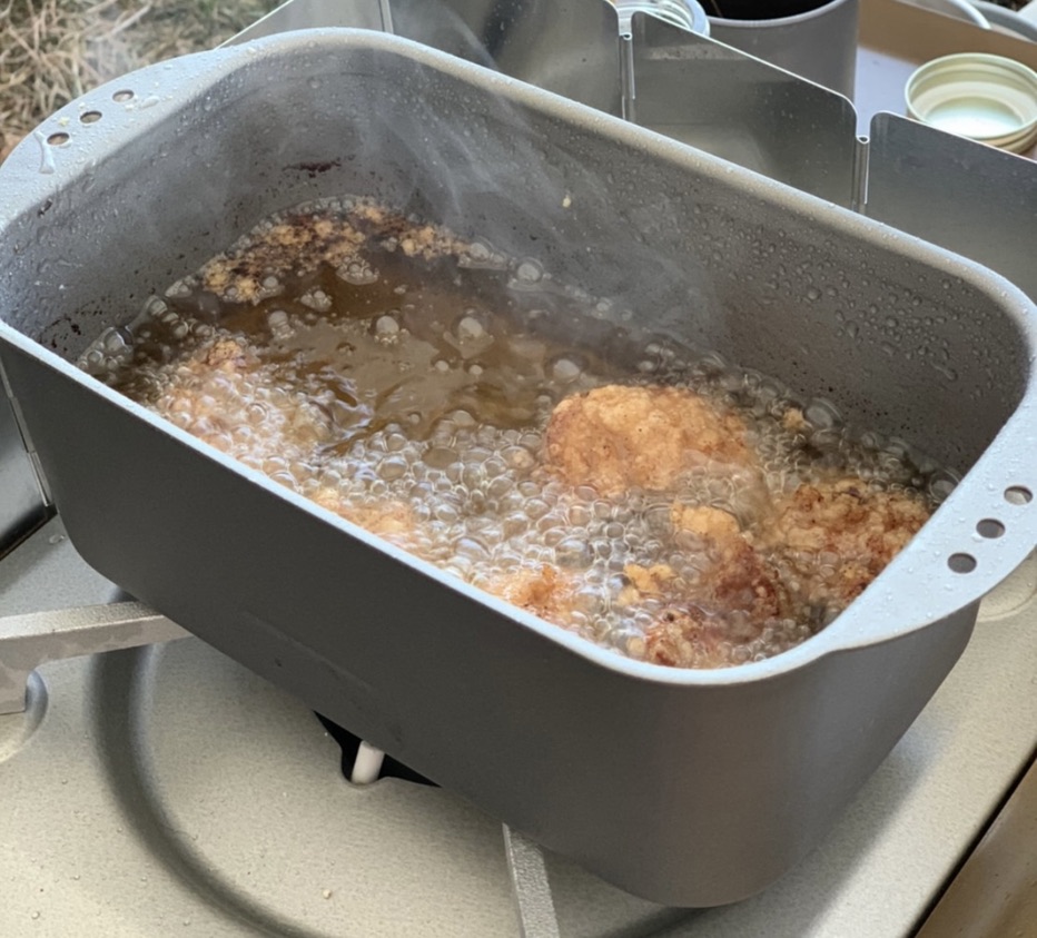 もう秋なので、この曲で唐揚げを食べようか。,田舎暮らしキャンプキャンプ飯キャンプギアキャンプ好きな人と繋がりたいキャンプコーデ夏炭田舎炭焼きステーキ焚き火熊ジビエチャコールfからあげ