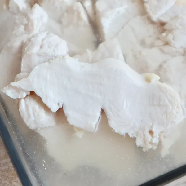 鶏のむね肉を切らずにそのままの形でゆでる方法 食材の下処理手順煮物レシピと調味料の割合