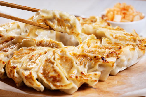 餃子の作り方をアップして欲しいとのリクエストがありましたのでアップいたします😊 焼き餃子は、水分量もこの通りに作れば上手く焼けます。水餃子はお湯で茹でるだけなので、料理が苦手だったり、めんどぐさがり屋さんにおススメです。しかもサッパリツルツルと美味しく