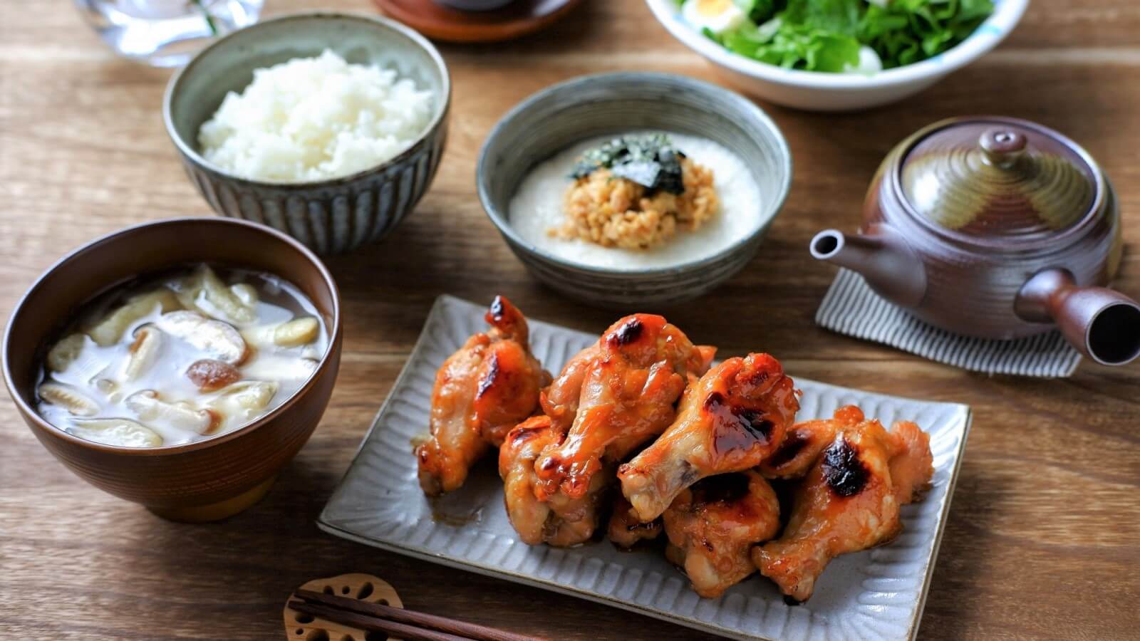 美味しそうなご飯を前に、笑顔の女性の写真・画像素材-Snapmart スナップマート