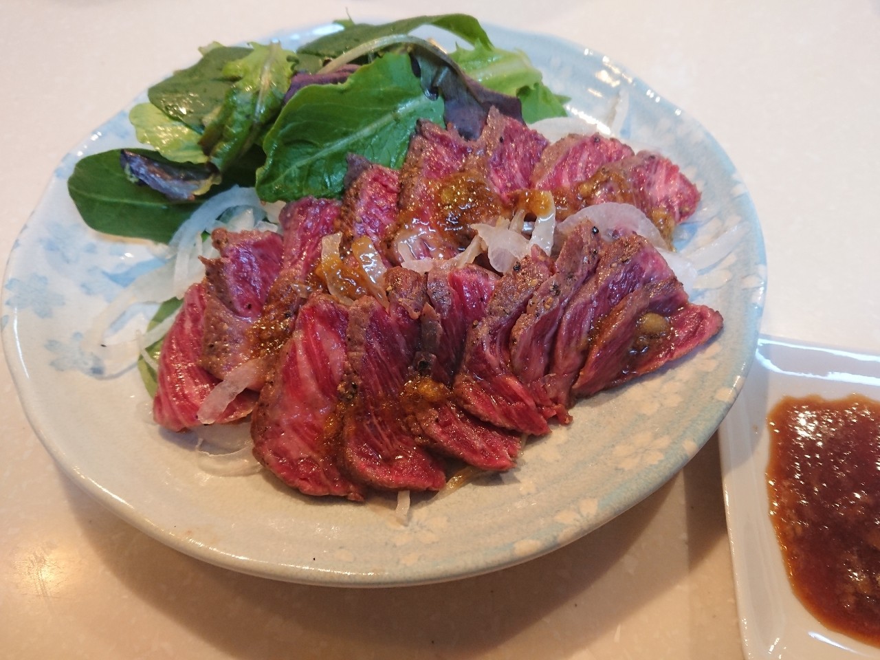 馬刺しを綺麗に盛り付ける3つのコツ＆おすすめ付け合わせを紹介 - 馬刺しに夢中