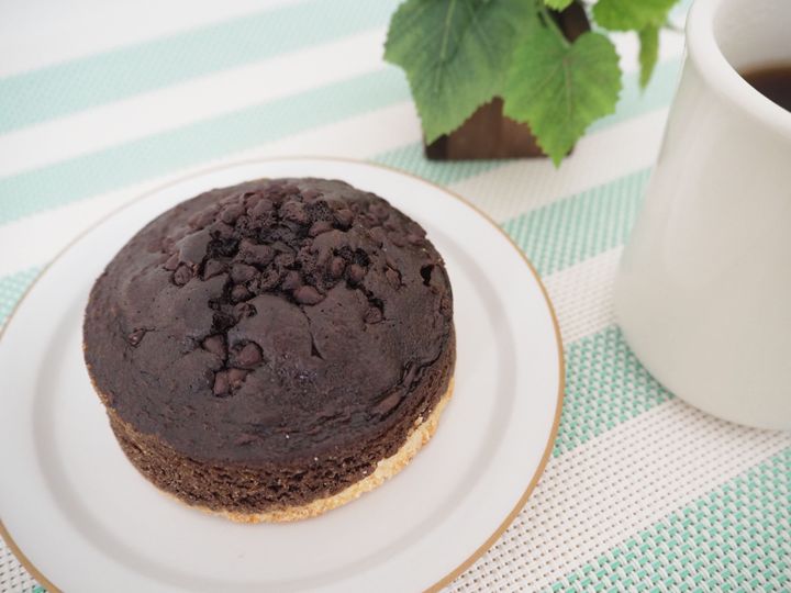 4号ガトーショコラ ホールタルト付き※ラ・オートクテュールマツモト要予約 ホールタルト生地の上にガトーショコラの苺🍓飾り。ちょっと珍しいご予約になりますが、タルトとスポンジ両方をお楽しみいただけます😋 何か特別なご希望がございましたら、最大限おつくり