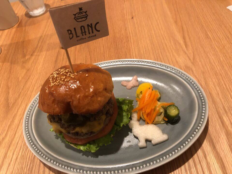 パティはもちろんバンズもおいしい「FRENCH BAGUETTE CAFE」のバーガーランチ - 船場ランチWEB