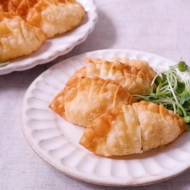 ※保存しておくとあとで見返せます👆, 簡単アレンジ！, 「餃子の皮」レシピ7選, ①餃子の皮で 鮭としめじのクリームホットパイ, ②餃子の皮でバスクチーズケーキ, ③餃子の皮で！簡単ラザニア, ④餃子の皮で 簡単お餅ピザ, ⑤やみつきおつまみ 餃子の皮の甘辛和え, ⑥餃子の皮でカリッスイートポテト, ⑦餃子の皮で一口ポテトチーズグラタン, 「材料・手順」は投稿文をチェック↓,