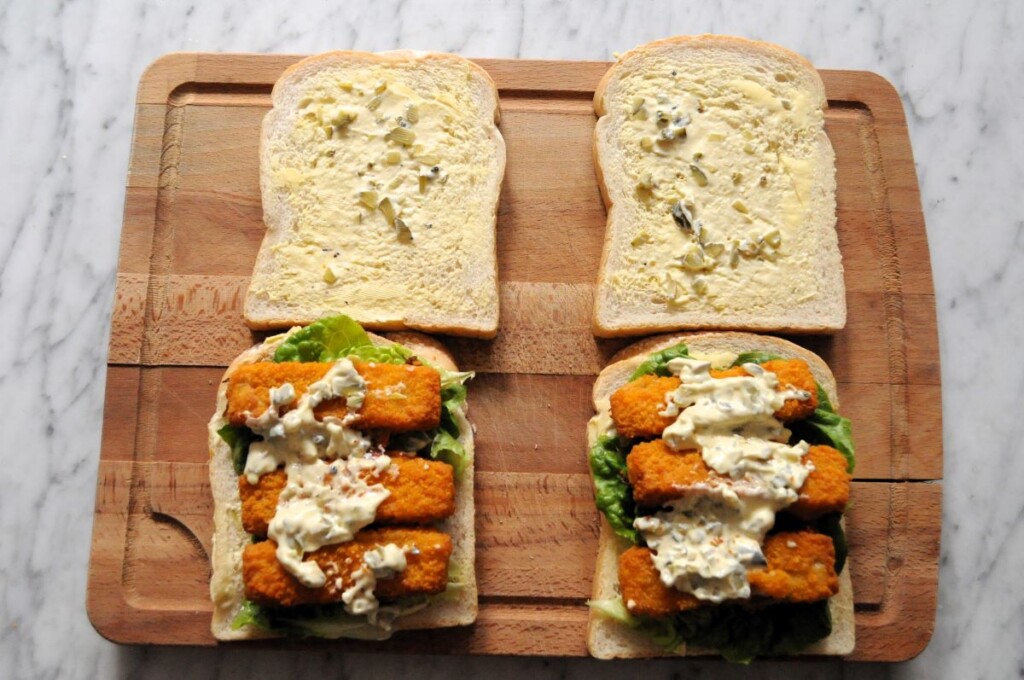 フライドフィッシュフィンガースティックまたはフライドポテト魚とソースの写真素材・画像素材 Image 143326714