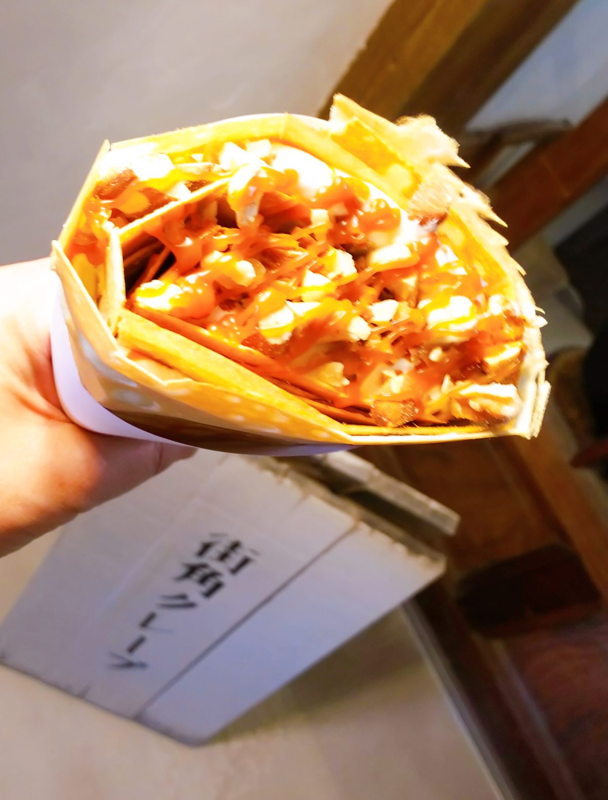 街角クレープ , @machikado_crepe , アクセス：函館市電十字街駅から徒歩2分, 住所：北海道函館市末広町12-8 2F,営業時間：10:00〜16:00 売り切れ次第終了 , 定休日：木・金曜日, 店内はアンティークが置かれたレトロな雰囲気！✨,クレープを作っている間に是非見て回ってみて〜！, 椅子やテーブル、長椅子も用意されているので,