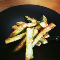 今日のパパご飯からあげです！リクエストの頻度高め☆彡 にんにくとしょうがたっぷりからっと唐揚げレシピです🧄息子は、サラダ作りを手伝ってくれました◎ 野菜嫌いも、なぜかきゅうりはお得意ですwからあげパパご飯シンパパシングルファーザーシングル