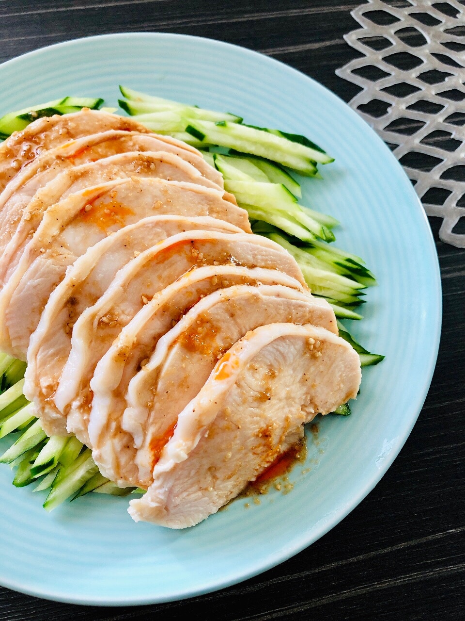 レシピ画像付 ニラたっぷりよだれ鶏ももソテー こんにちは🙋🏻 今日は、僕が大好きなニラだれを使って鶏もものソテーを作りました。 よだれ鶏と油淋鶏の間みたいな感じのニラだれチキンソテーです。パリッパリのチキンソテーにニラだれをたっぷりかけると美味しいんです