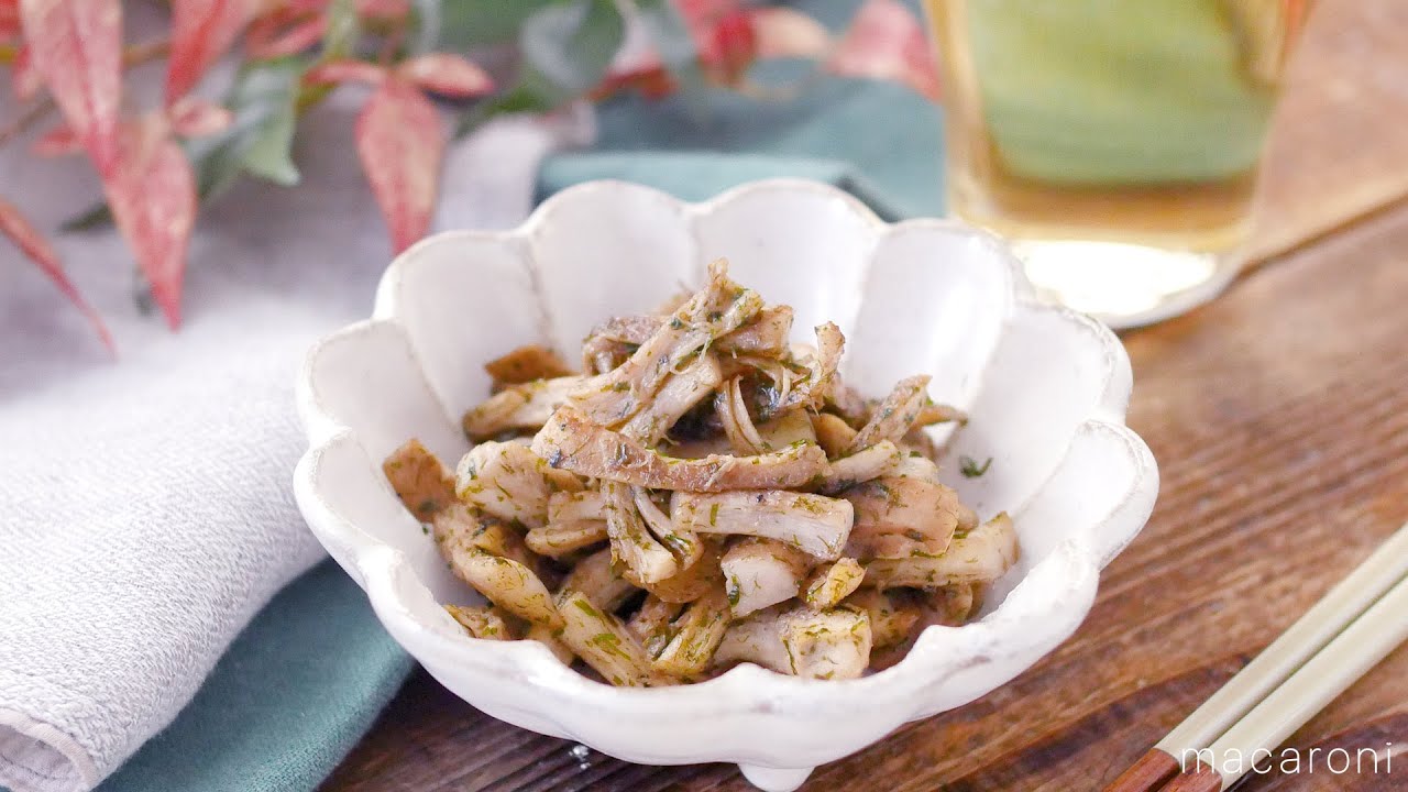 コリコリで美味しい焼き椎茸の作り方,材料 , 椎茸 1P, バター 20g, おろしニンニク 適量, ポン酢 適量,作り方 ,①椎茸の軸をギリギリで切り取る。, ②トースター用のバットにアルミホイルを敷き、椎茸の軸の方を上にして並べて乗せる。,③おろしニンニクを少し椎茸に乗せ、塗り広げる。, ④軸の石づきを取り除き、薄くスライスする。, ⑤椎茸にスライスした軸を均等に分けて乗せる。,