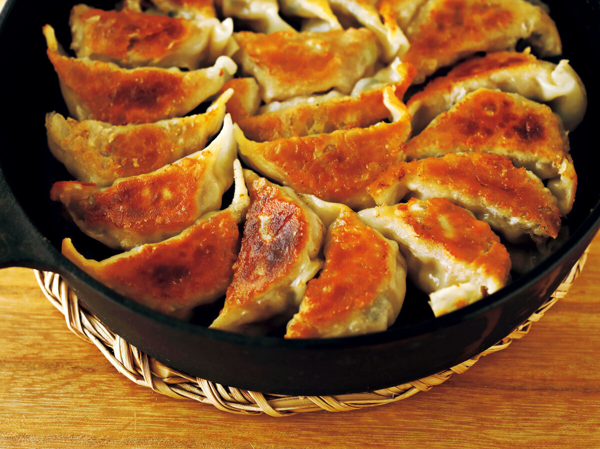いつもの餃子に戻れない。失敗しない「羽根つきパリパリ餃子」の焼き方