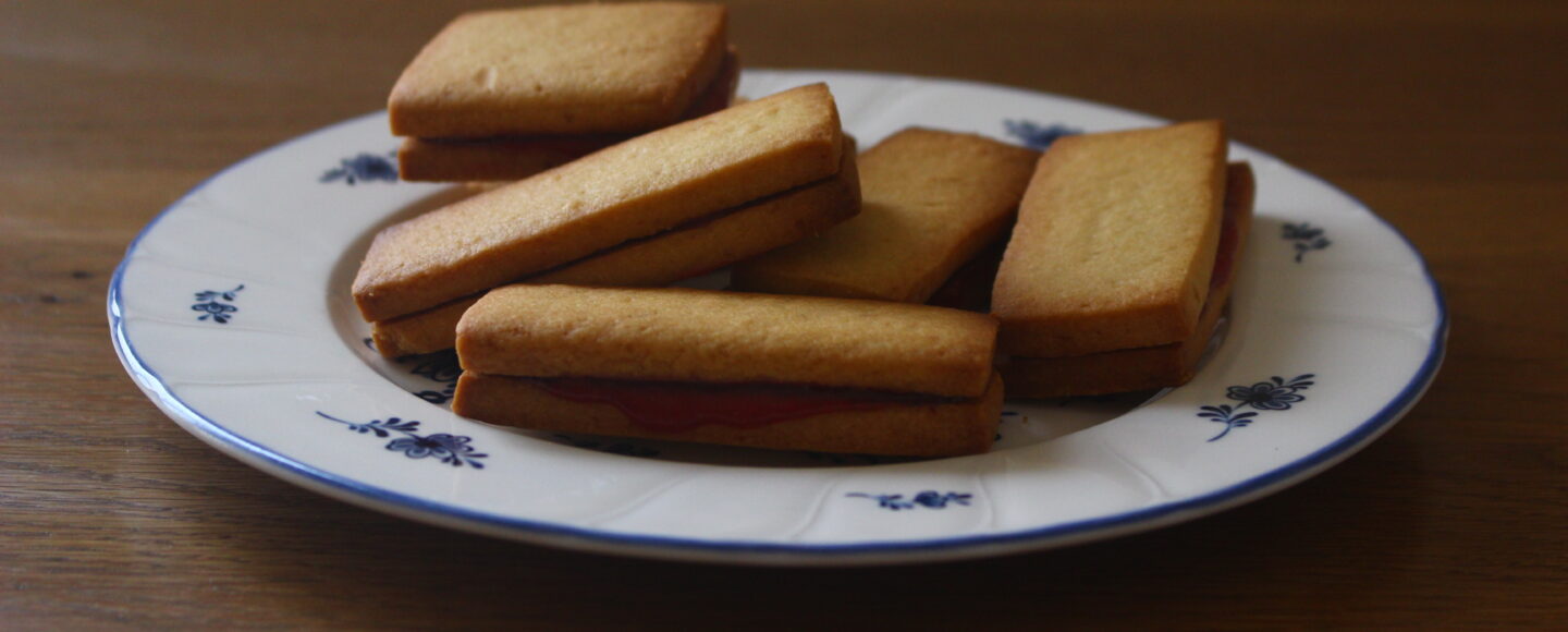 レシピ りんごのいちごジャムサンドクッキー🍎りんごの抜き穴が可愛い♡さくさく美味しいクッキーレシピだよ!チョリーナ チョコ島
