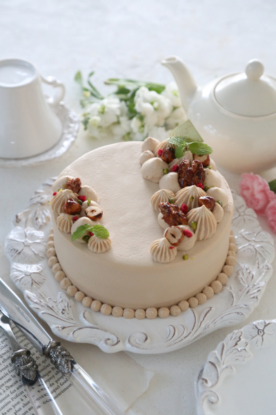 抹茶 ドリップケーキ ❁ᴗ͈ˬᴗ͈ 🍀 初めてのドリップケーキ作り！🥣またまた私の初めてが更新されて嬉し⸝⸝⸝4角のホワイト生チョコレート作ったり⍤⃞🤍、中と外のクリームの種類を変えてみたり、作る工程が多くてめっっちゃ楽しかった～!! *⁰̷̴͈꒨⁰̷̴͈ ‧˚₊*̥ 抹茶の