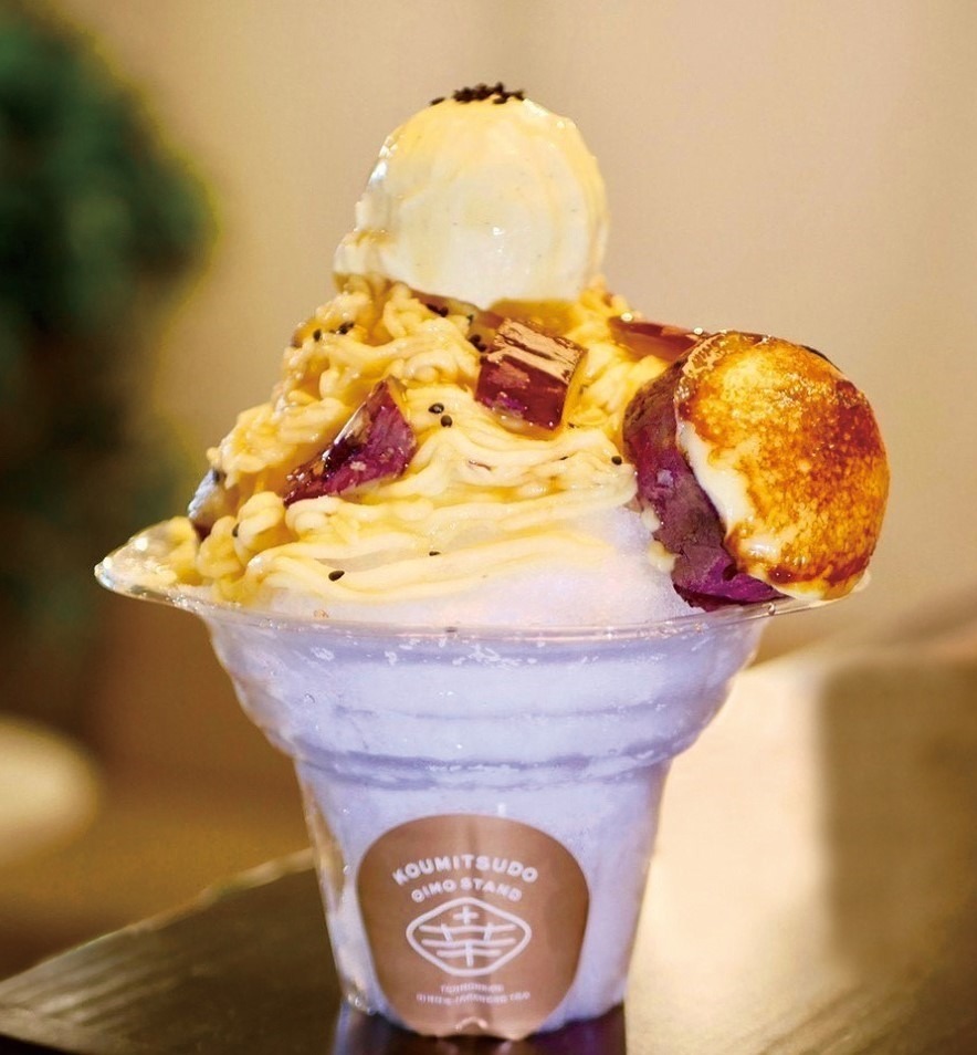 🏖＆ OIMO TOKYO CAFEの人気スイーツBest3🏖 NO.1☆蜜芋バスクチーズケーキ 種子島産安納芋を3ヶ月熟成・炭火焼きにした蜜芋スイートポテトと、濃厚なバスクチーズが織りなす、二層仕立ての究極スイーツ。高温で焼き上げることで、蜜芋のとろけるような甘い蜜がケーキ