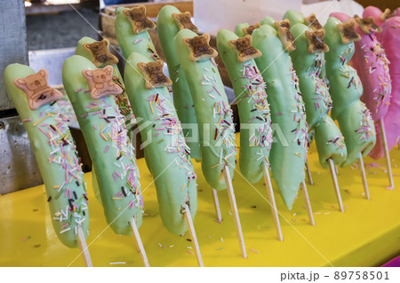 第54回どんつく祭 出店者紹介 店舗名： ダイニングくまファミリー出店商品： りんごあめ・大判焼き・バナナチョコ・綿菓子・じゃがバター・とうもろこし・ボールすくいお祭りの雰囲気満載の露店「ダイニングくまファミリー」さんが出店します！ 是非、ご賞味ください