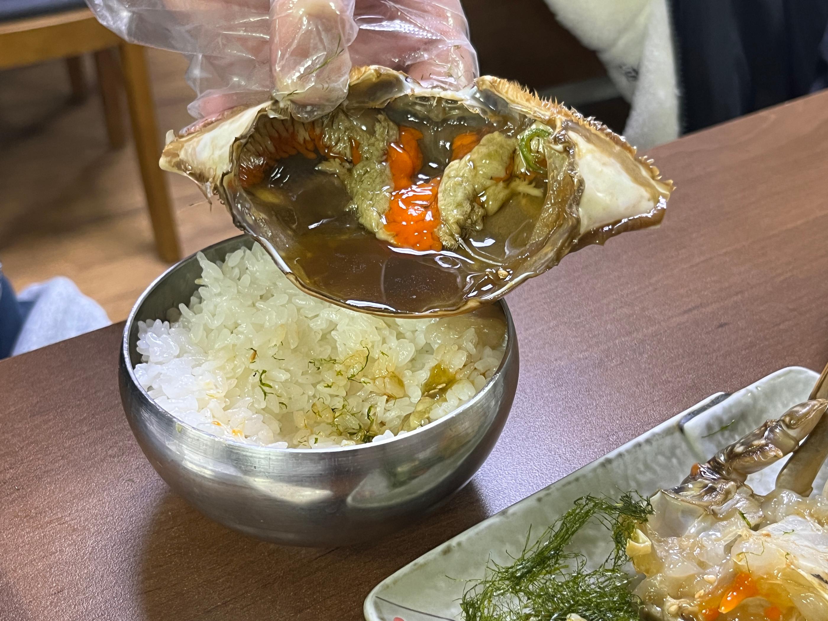 真味食堂」 事前予約必須！大人気の韓国グルメ「カンジャンケジャン ワタリガニの醤油漬け 」が美味しいと評判の店舗です。専門店と言うだけあってメニューは「カンジャンケジャン」一つだけ！一口食べた瞬間、潮の香りが口いっぱいに広がる、濃厚な味。ワタリガニ本来の